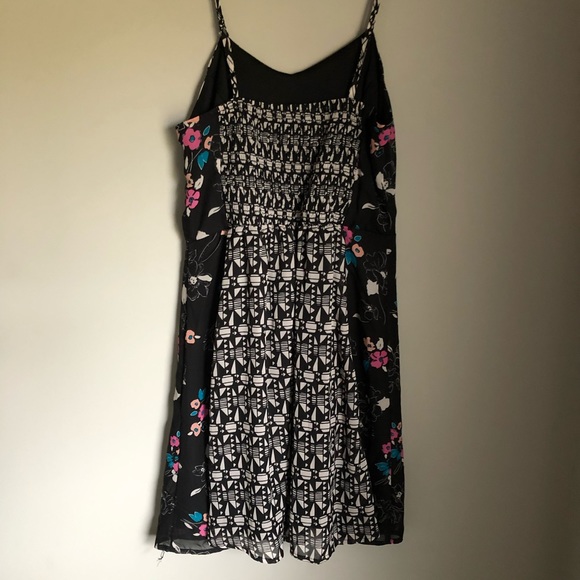 Delicate Floral Dress 👗 - Picture 2 of 3